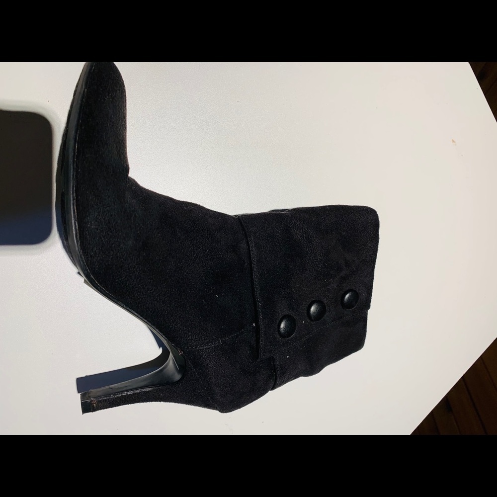 S23- Fioni black suede size 7 ankle boots